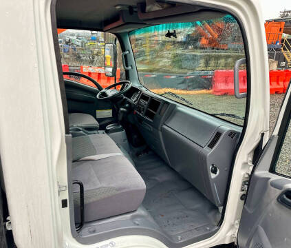 2015 Isuzu NRR  23' Flatbed + Lift Gate