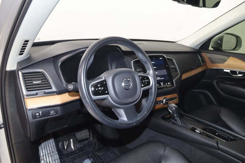 2022 Volvo XC90 T6 Momentum 7-Passenger