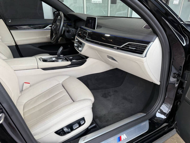 2022 BMW 7 Series 740i photo 18