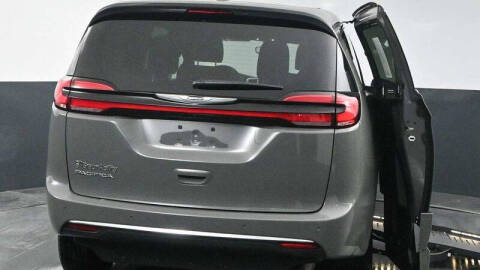 2025 Chrysler Pacifica Select