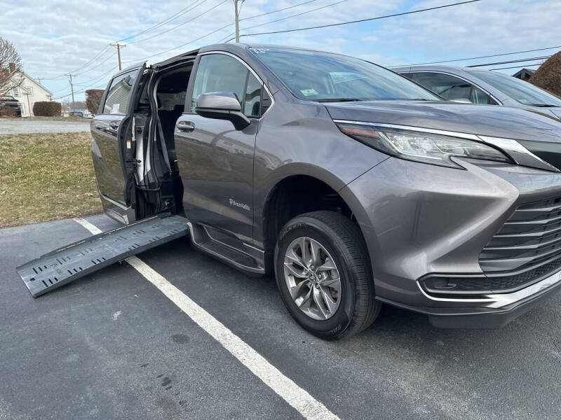 Used 2023 Toyota Sienna LE with VIN 5TDKRKEC8PS168182 for sale in Seekonk, MA