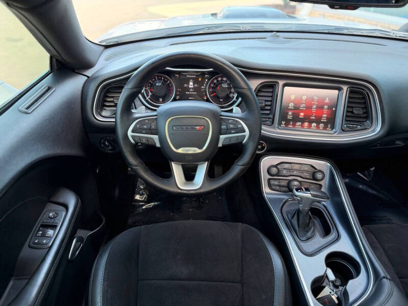2016 Dodge Challenger 392 HEMI Scat Pack Shaker