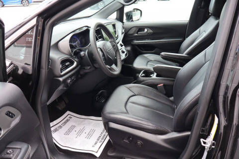 2025 Chrysler Pacifica Select