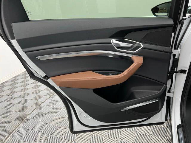 2021 Audi e-tron quattro Premium Plus