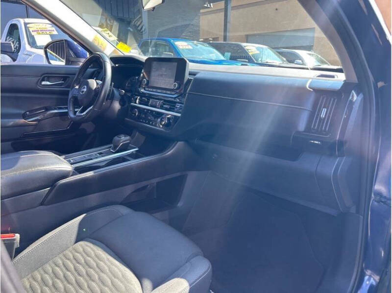 2022 Nissan Pathfinder SV