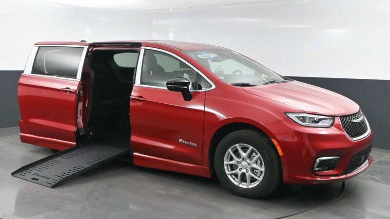 2025 Chrysler Pacifica Select's photo