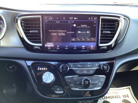 2025 Chrysler Pacifica Select