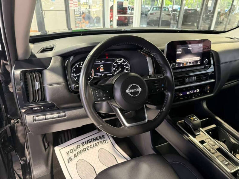 2025 Nissan Pathfinder SV