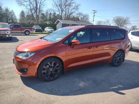 2018 Chrysler Pacifica for sale at Dave's Car Corner in Hartford City IN