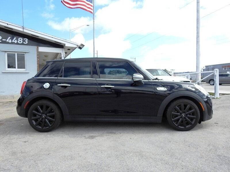 2017 MINI Hardtop Hatchback - $15,900