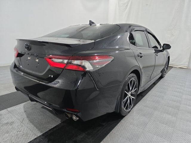 2022 Toyota Camry SE's photo