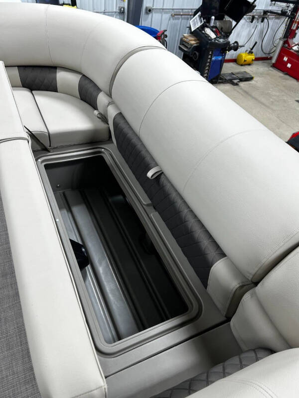 2025 Sun Tracker PARTY BARGE 20 FT