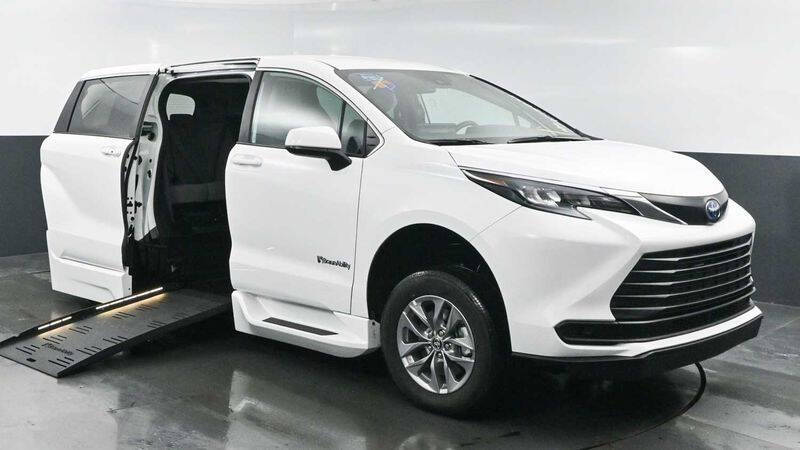 2025 Toyota Sienna LE's photo