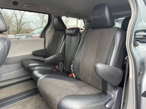 2011 Toyota Sienna SE 8-Passenger