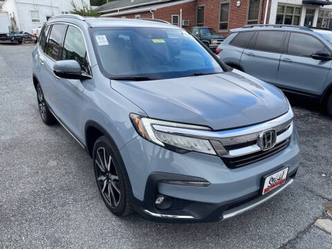 2022 Honda Pilot Touring w/Rear Captain's Chairs