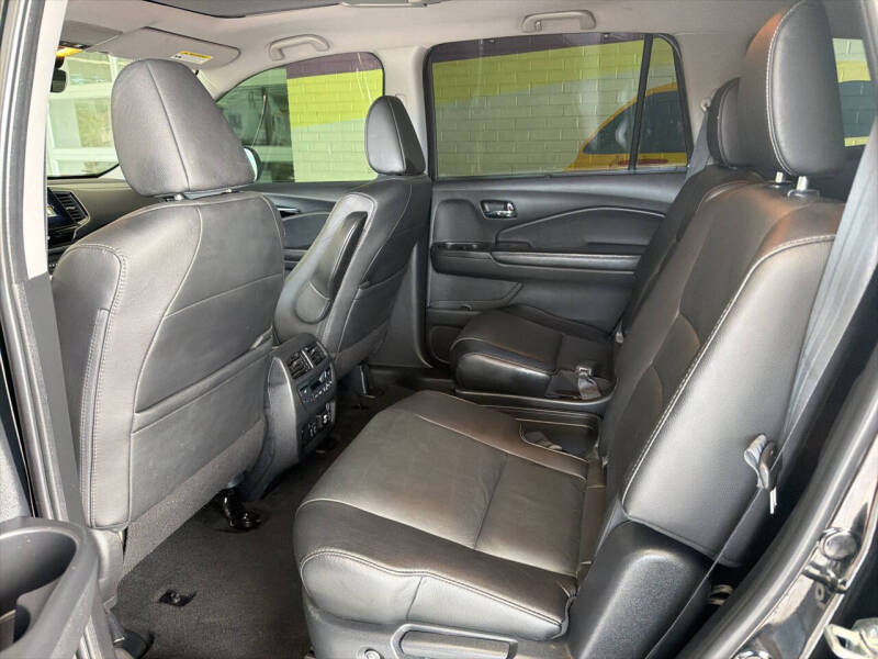 2021 Honda Pilot Touring w/Rear Captain's Chairs
