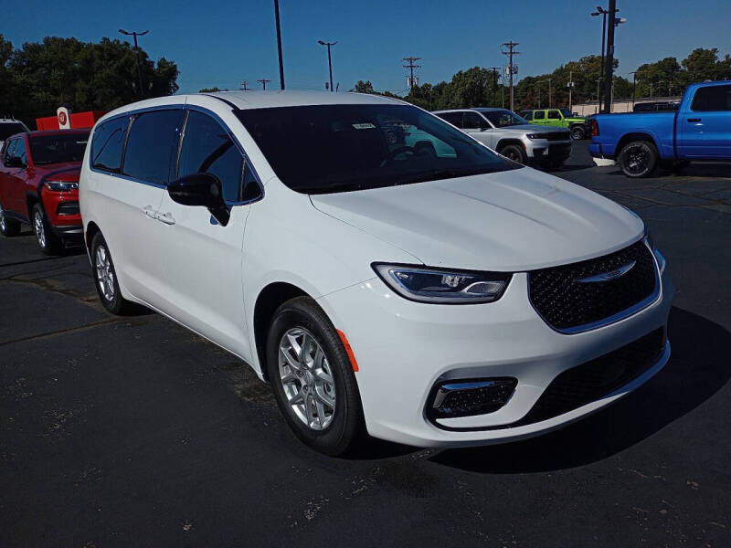 2026 Chrysler Pacifica Select's photo