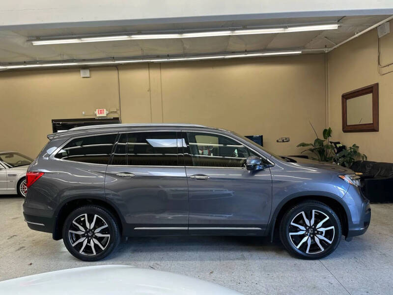 2021 Honda Pilot Touring w/Rear Captain's Chairs