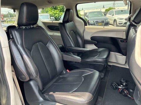 2017 Chrysler Pacifica Hybrid Premium