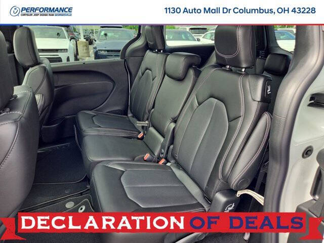 2027 Chrysler Pacifica Select