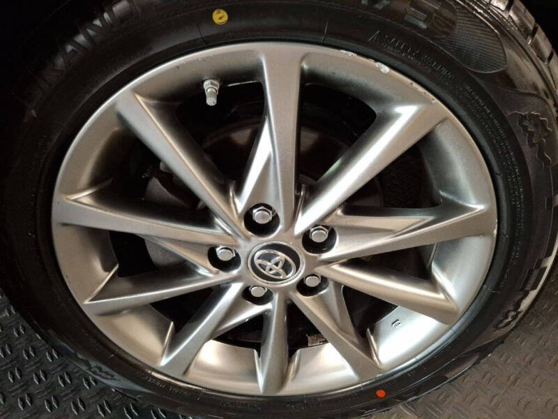 2017 Toyota Prius v Five