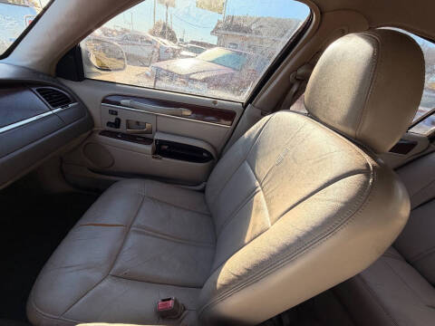 2005 Lincoln Town Car Signature Limited