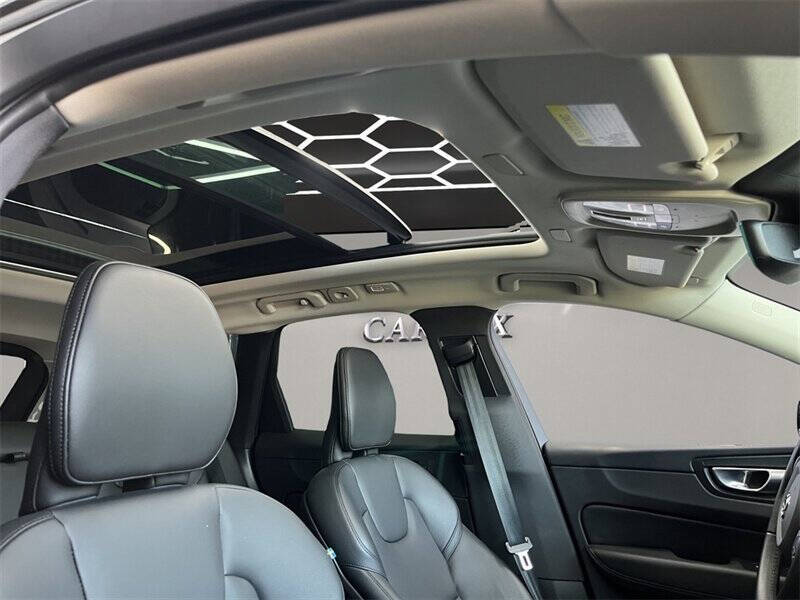 2024 Volvo XC60 B5 Core Dark Theme