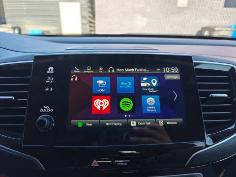 2020 Honda Pilot Touring w/Rear Captain's Chairs