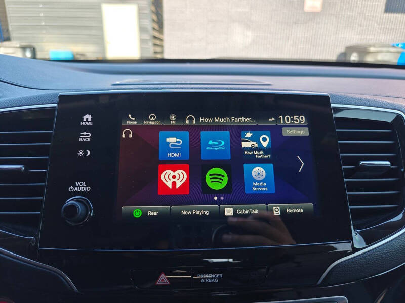 2020 Honda Pilot Touring w/Rear Captain's Chairs