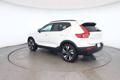 2024 Volvo XC40 B5 Plus Dark Theme
