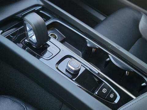 2024 Volvo XC60 B5 Core Dark Theme