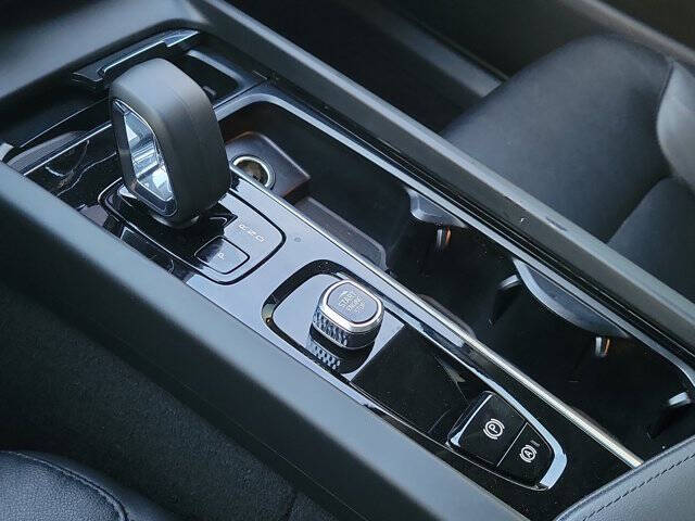 2024 Volvo XC60 B5 Core Dark Theme