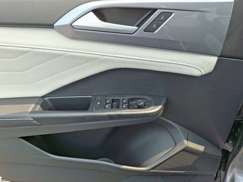 2025 Volkswagen Taos SEL 4Motion