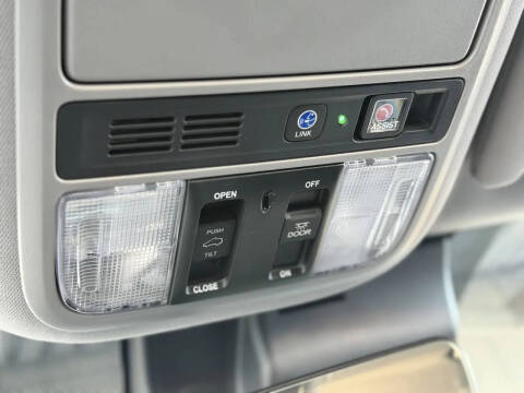 2022 Honda Pilot Touring w/Rear Captain's Chairs