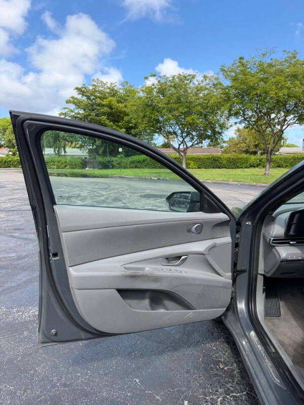 2024 Hyundai Elantra SE