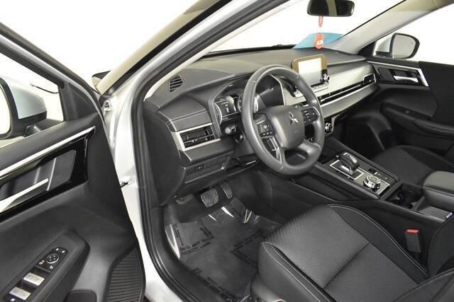 2024 Mitsubishi Outlander ES