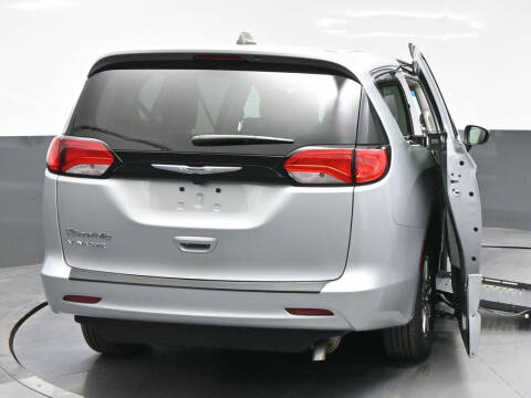 2024 Chrysler Voyager LX