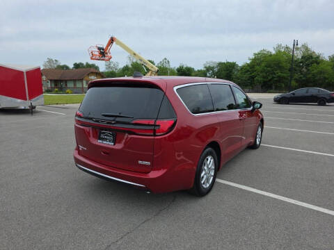 2027 Chrysler Pacifica Select