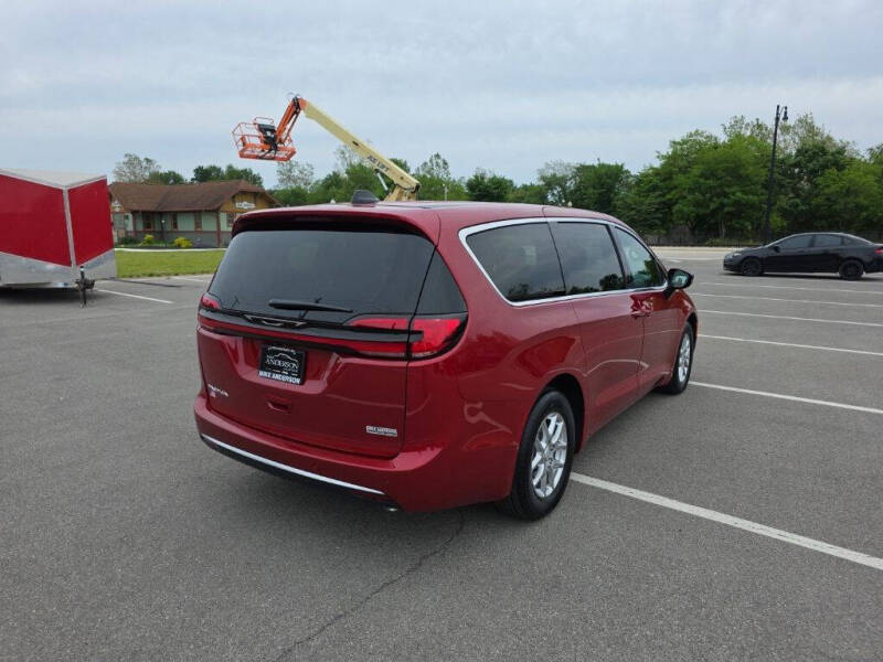 2027 Chrysler Pacifica Select