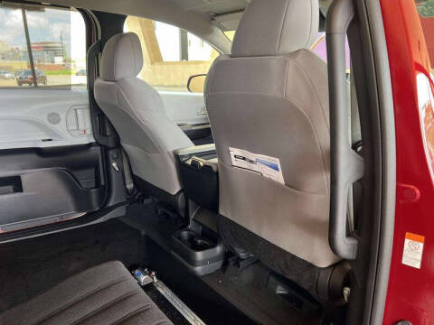 2025 Toyota Sienna LE 8-Passenger