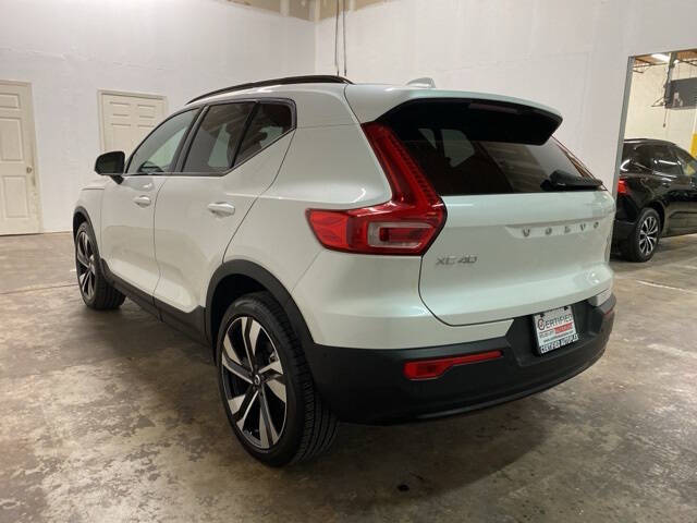 2025 Volvo XC40 B5 Plus Dark Theme