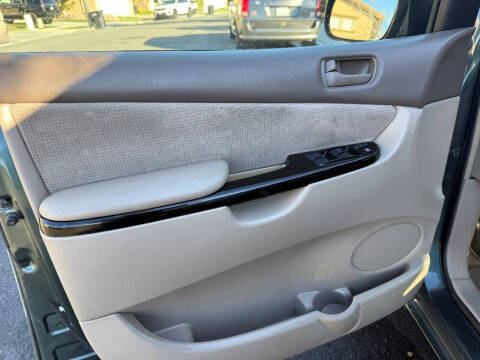 2004 Toyota Sienna LE 8 Passenger