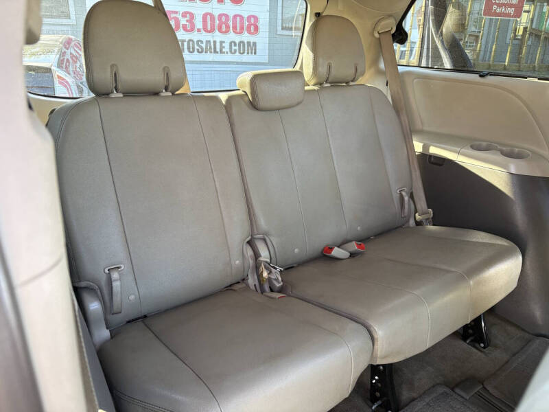 2017 Toyota Sienna XLE Premium 7-Passenger