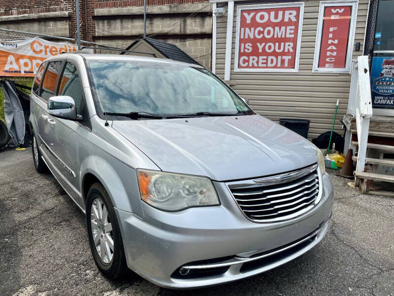 2011 Chrysler Town & Country Touring-L photo 2