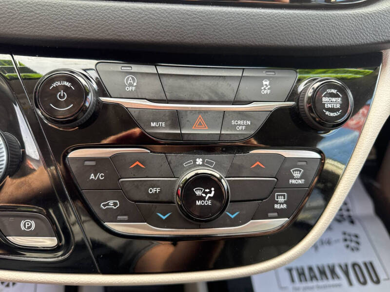 2022 Chrysler Voyager LX