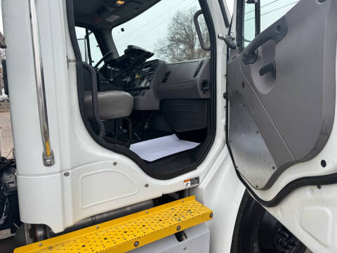 2013 Freightliner M2 106