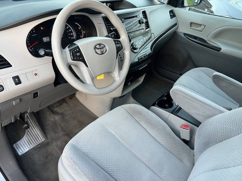 2013 Toyota Sienna LE 7-Passenger Auto Access Seat