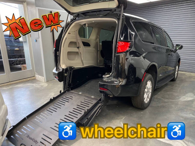 2023 Chrysler Voyager LX