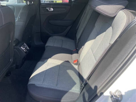 2025 Volvo XC40 B5 Core Bright Theme