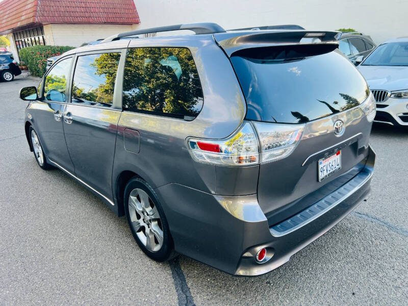 2014 Toyota Sienna SE 8-Passenger
